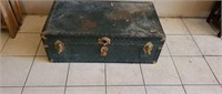 Vintage vacationer steamer trunk with tray