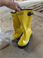 New Dura Wear rubber boots, size 12