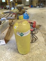 Compressed gas tank