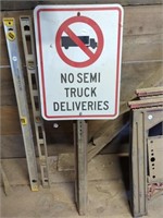 No semi deliveries sign