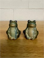 Vintage frog salt and pepper shakers