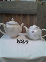 2 teapots
