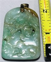 A LARGE 14KT YELLOW GOLD JADE PENDANT