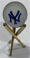 (T) York Yankees Glass Baseball Paper Weight and