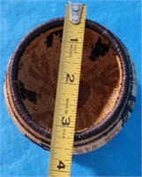 696 - HANDWOVEN BASKET ON WOOD STAND (N115)