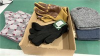 Miscellaneous lot of gloves and neck gators