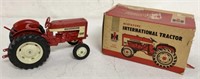 1/16 IH International 404 Tractor/Box