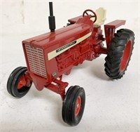 1/16 International 856 Repainted Tractor