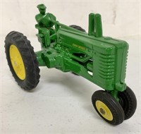 1/16 John Deere Repainted Tractor