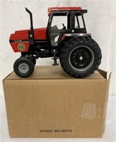1/16 Case International 2594 Tractor with Box