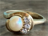 10K Gold, Pearl & Diamonds Ring 2g