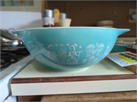 Pyrex Amish blue and butterfly gold lot of 3
