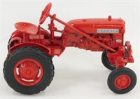 1/16 Scale Die Cast Ertl Farmall 689-8916 Tractor