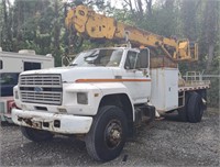 (CH) 1984 Ford F800 Auger Flat Bed Truck.