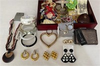 375 - LARGE LOT OF COSTUME JEWELRY (S2)