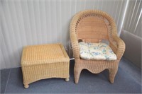 Contemporary Wicker Arm Chair w Side / End Table