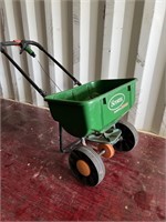 SCOTTS FERTILIZER SPREADER