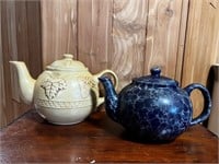 2 teapots