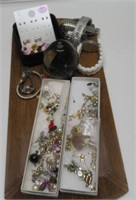 LOT OF COSTUME  JEWELRY INCLUDES-