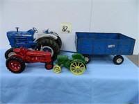 1:16 Scale Ford 8000 Tractor w/ Large Barge Box -
