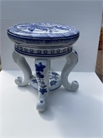 Chinese porcelain urn stand