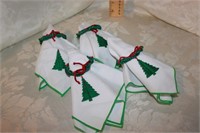 SET OF 4 EMBROIDERED TREE NAPKINS AND 4 RINGS