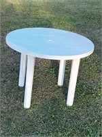 Round plastic table removable legs