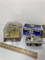 Wind up toy tanks