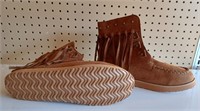 Woman's 8.5 Fringe Moccasin Ankle Boots