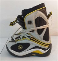 SZ 5 HEELSIDE SNOWBOARDING BOOTS