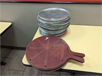 35 Pizza Pans & 10 Pizza Serving Trays