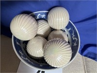 Blue and white decorative bowl w/ 6 cream