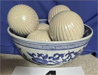 Blue and white decorative bowl w/ 6 cream