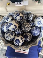 Pedestal w/ blue and white bowl w/ 17 balls