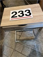 Free standing end table w/drawer