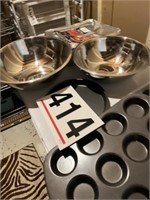 2 cupcake pans - 1 w/lid, stainless bowls,