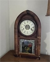 Antique clock - no key - little damage