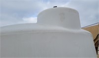 1100 Gal. White Plastic Vertical Tank w/Hose