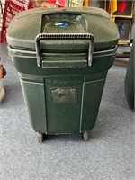 Rubbermaid garbage can & hose