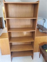 Bookcase bowed shelves