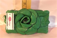 NEW WITH TAG GREEN FLOWER WRISTLET