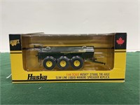 Husky 2750L Tri Axle Manure Spreader 1/64 Scale