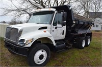 2005 International 7400 DT466 w/Do All Bed