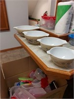 Pyrex homestead  pattern nesting bowls