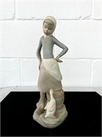 Women Working by LLADRO (small flaw)