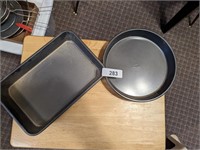 (2) Wilton Rectangle Pans & (2) Round Pans