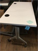 White table flips up 48Wx24Dx 29,5H on Wheels