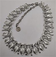 Lisner silvertone textured leaf necklace 16.5 in