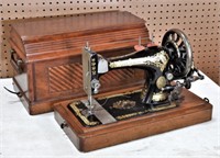 1898 Singer Hand Crank Sewing Machine in Case.
