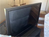 VIZIO FLAT SCREEN TV WITH STAND